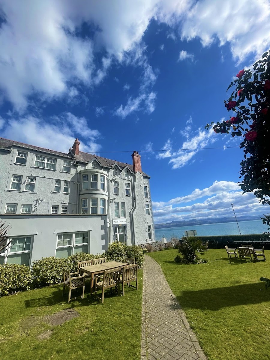 Caerwylan Hotel & Tonnau Restaurant